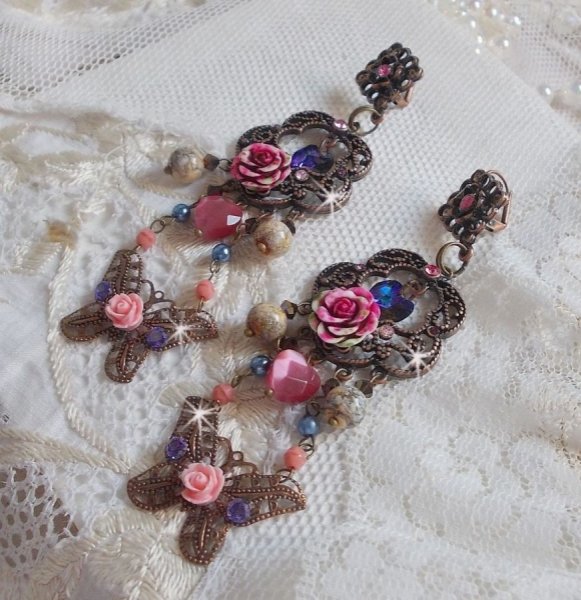 BO Roses and Butterfly con estos dulces estampados de flores y mariposas, cuentas de cristal ojo de gato y facetas de m&aacute;rmol rosa