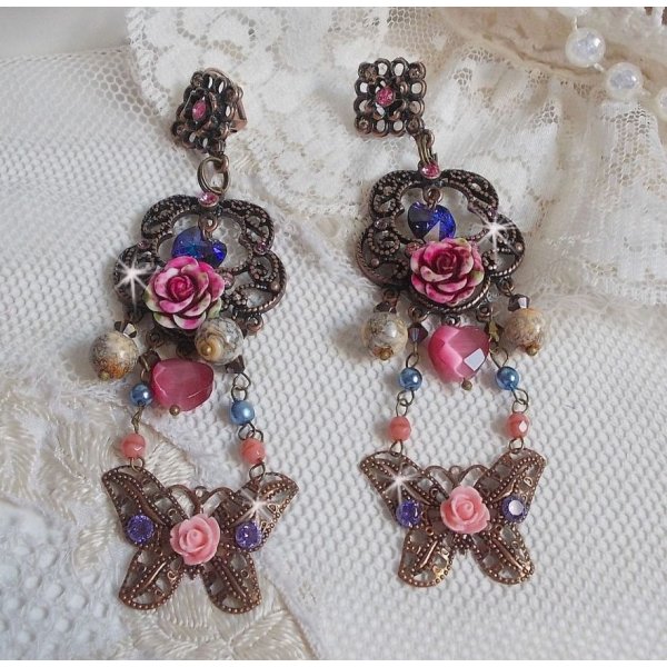 BO Roses and Butterfly con estos dulces estampados de flores y mariposas, cuentas de cristal ojo de gato y facetas de m&aacute;rmol rosa