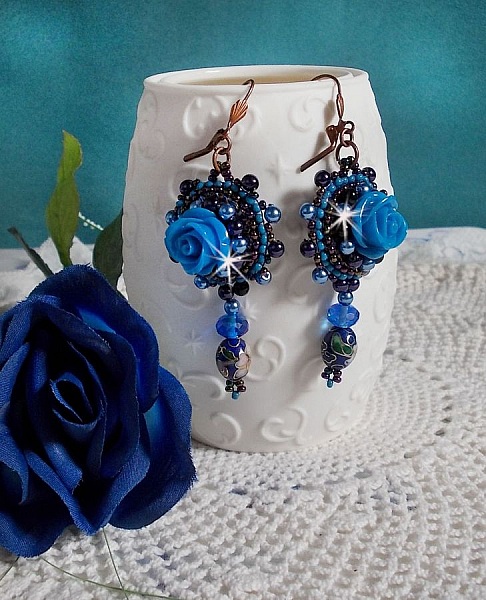 BO Rosas Azul Real bordadas con rosas de resina, cuentas de perlas, colgantes de porcelana cloisonn&eacute;, facetas y rocailles