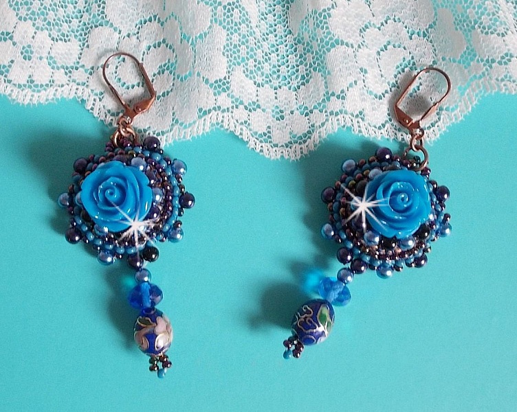 BO Rosas Azul Real bordadas con rosas de resina, cuentas de perlas, colgantes de porcelana cloisonn&eacute;, facetas y rocailles