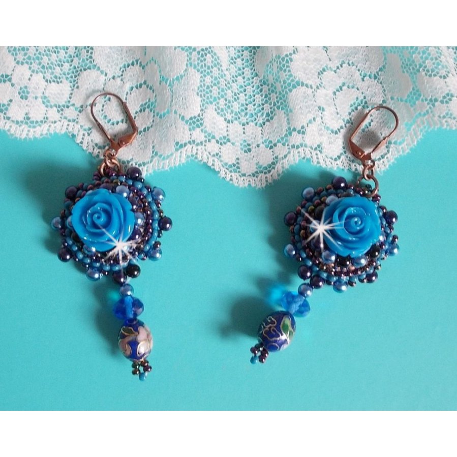 BO Rosas Azul Real bordadas con rosas de resina, cuentas de perlas, colgantes de porcelana cloisonné, facetas y rocailles