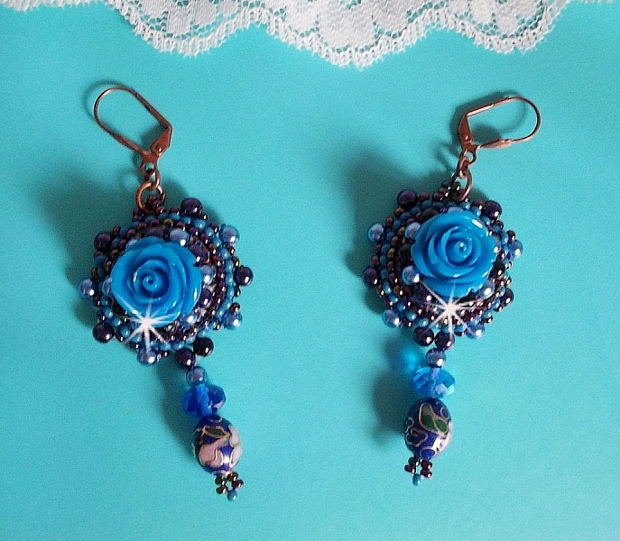 BO Rosas Azul Real bordadas con rosas de resina, cuentas de perlas, colgantes de porcelana cloisonn&eacute;, facetas y rocailles