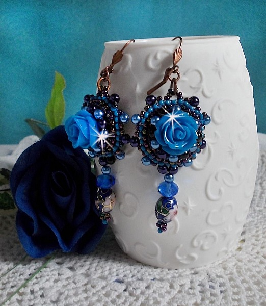 BO Rosas Azul Real bordadas con rosas de resina, cuentas de perlas, colgantes de porcelana cloisonn&eacute;, facetas y rocailles