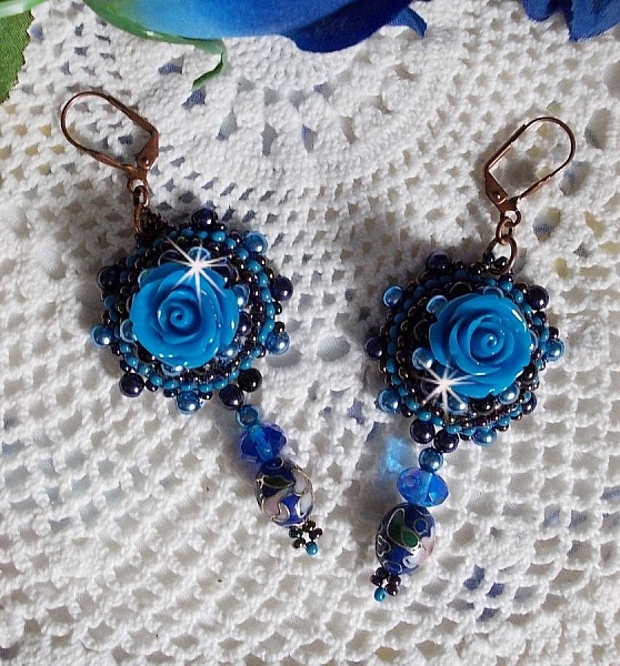 BO Rosas Azul Real bordadas con rosas de resina, cuentas de perlas, colgantes de porcelana cloisonn&eacute;, facetas y rocailles