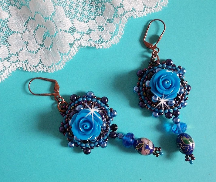 BO Rosas Azul Real bordadas con rosas de resina, cuentas de perlas, colgantes de porcelana cloisonn&eacute;, facetas y rocailles