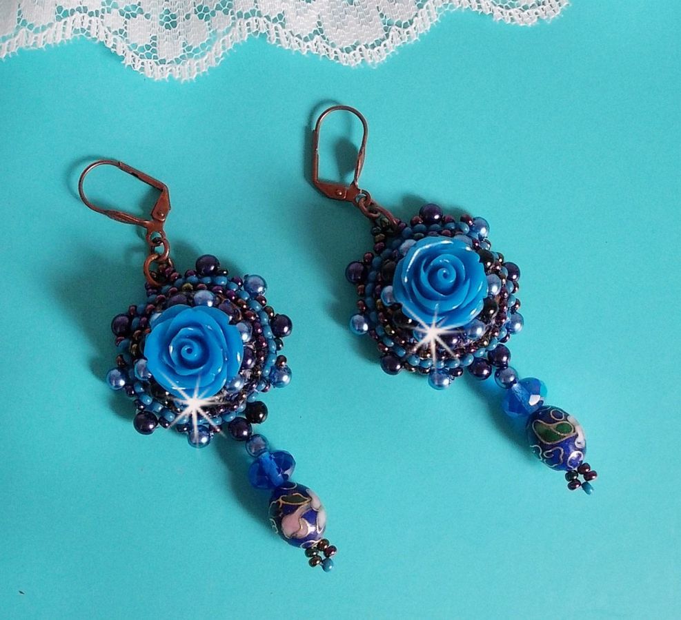 BO Rosas Azul Real bordadas con rosas de resina, cuentas de perlas, colgantes de porcelana cloisonné, facetas y rocailles