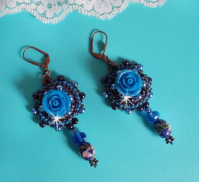 BO Rosas Azul Real bordadas con rosas de resina, cuentas de perlas, colgantes de porcelana cloisonn&eacute;, facetas y rocailles