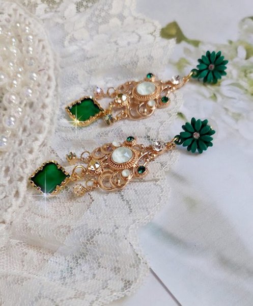 BO Royal Marguerite mont&eacute;es avec des cabochons &agrave; laquelle s&rsquo;ajoute des strass sur les pendentifs Dor&eacute;s. Les pendants sont en r&eacute;sine &eacute;poxy avec clous d&rsquo;oreilles &eacute;maill&eacute;s