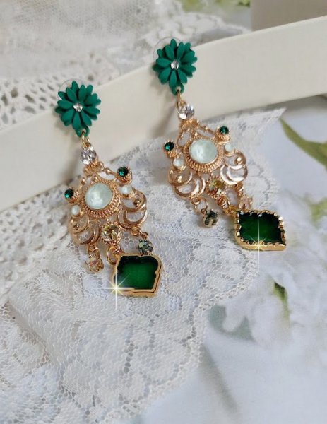 BO Royal Marguerite mont&eacute;es avec des cabochons &agrave; laquelle s&rsquo;ajoute des strass sur les pendentifs Dor&eacute;s. Les pendants sont en r&eacute;sine &eacute;poxy avec clous d&rsquo;oreilles &eacute;maill&eacute;s