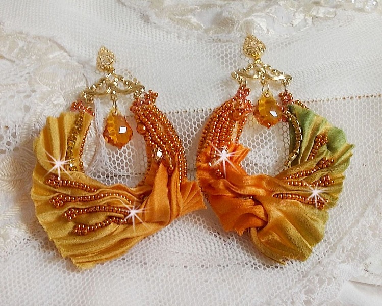 BO Rumba bordada con cristales Swarovski, facetas, perlas y separadores sobre una cinta de seda (Shibori)