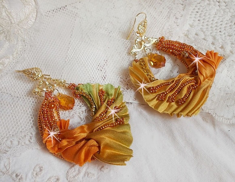 BO Rumba bordada con cristales Swarovski, facetas, perlas y separadores sobre una cinta de seda (Shibori)