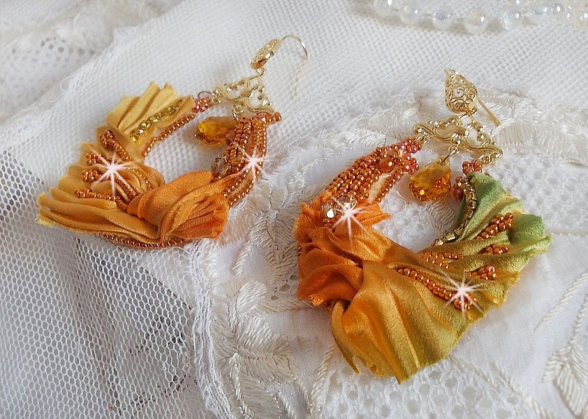 BO Rumba bordada con cristales Swarovski, facetas, perlas y separadores sobre una cinta de seda (Shibori)