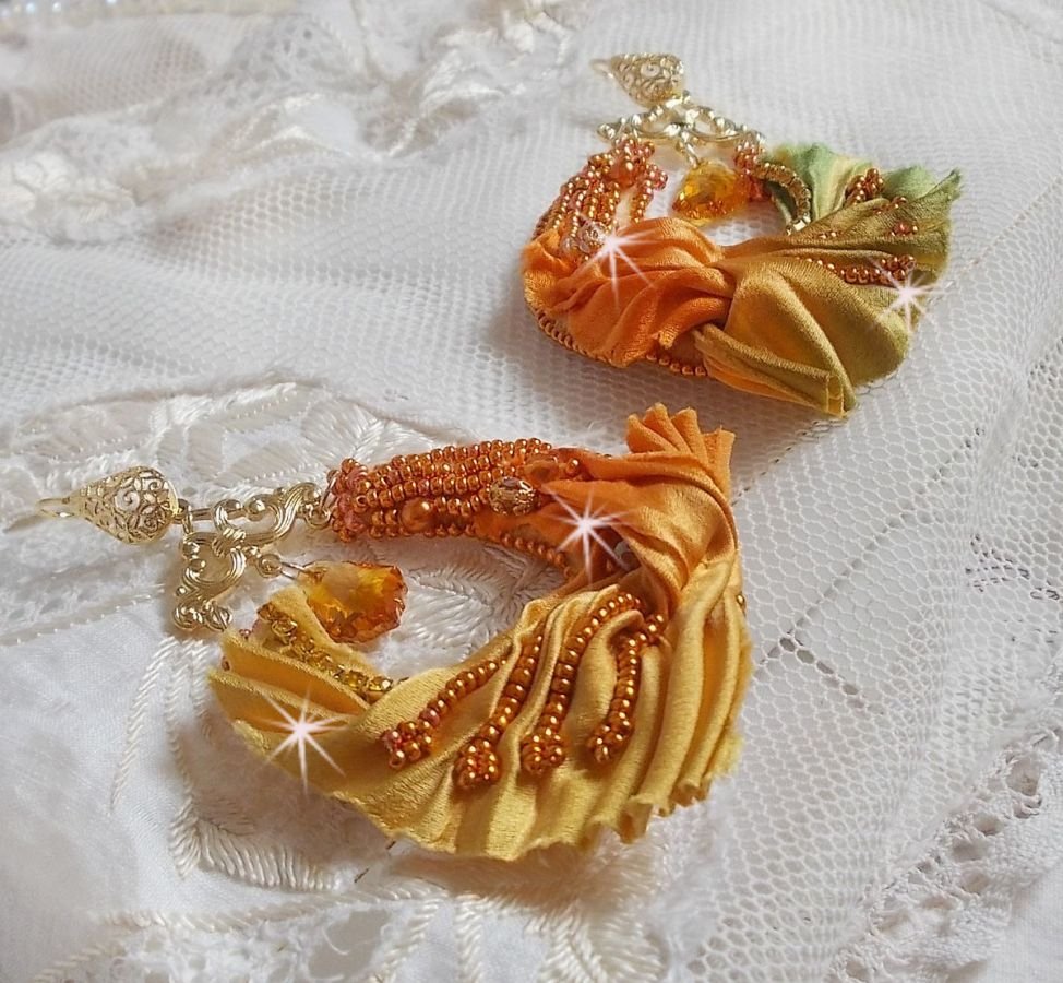 BO Rumba bordada con cristales Swarovski, facetas, perlas y separadores sobre una cinta de seda (Shibori)
