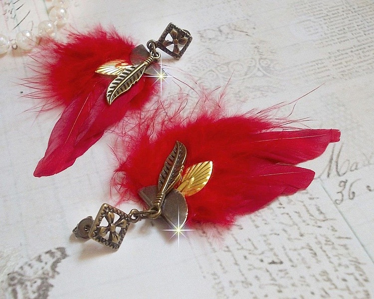 BO Sagesse Am&eacute;rindienne avec des plumes rouge vif, breloques, plumes et clous d'oreilles en m&eacute;tal Bronze