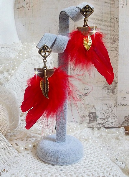 BO Sagesse Am&eacute;rindienne avec des plumes rouge vif, breloques, plumes et clous d'oreilles en m&eacute;tal Bronze