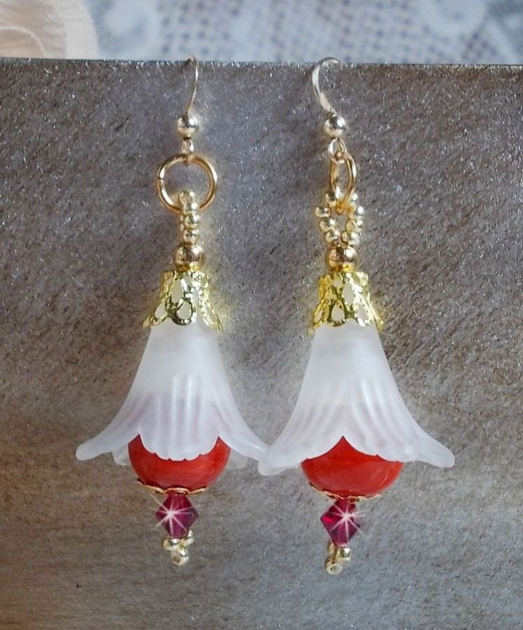 BO Secret Oriental con cuentas de cerámica y flores de Lucite y ganchos de oro de 14 quilates