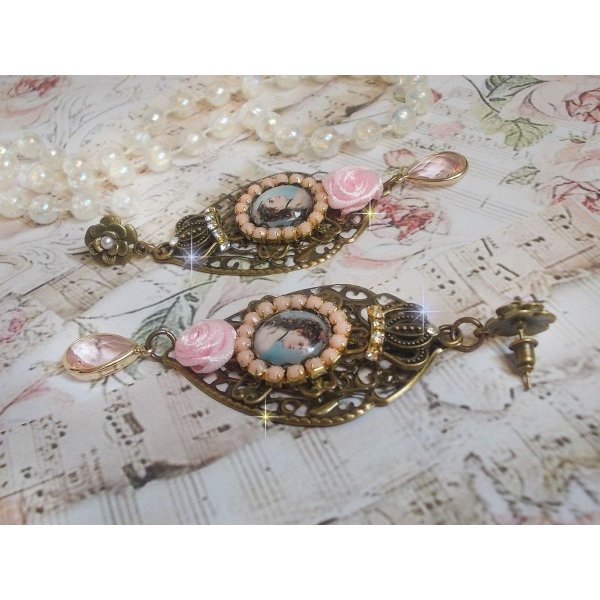 BO Sissi Emperatriz creado con cabujones de lupa de cristal que representan a Sissi Emperatriz, cristales, cuentas de cristal, peque&ntilde;as flores y diversos accesorios en color Bronce