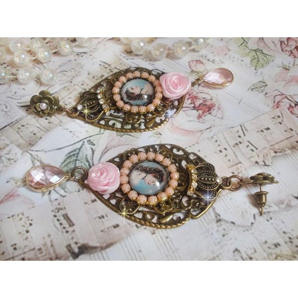 BO Sissi Emperatriz creado con cabujones de lupa de cristal que representan a Sissi Emperatriz, cristales, cuentas de cristal, peque&ntilde;as flores y diversos accesorios en color Bronce