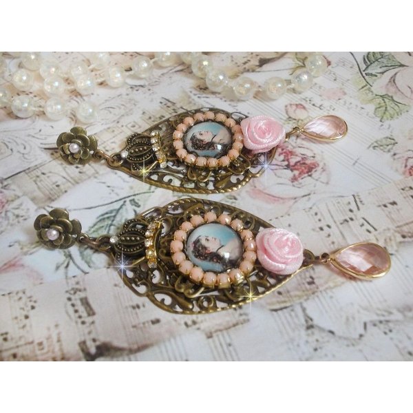 BO Sissi Emperatriz creado con cabujones de lupa de cristal que representan a Sissi Emperatriz, cristales, cuentas de cristal, peque&ntilde;as flores y diversos accesorios en color Bronce