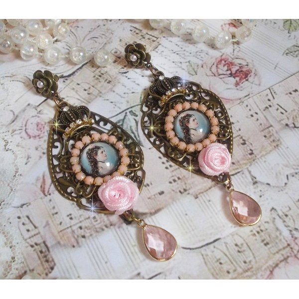 BO Sissi Emperatriz creado con cabujones de lupa de cristal que representan a Sissi Emperatriz, cristales, cuentas de cristal, peque&ntilde;as flores y diversos accesorios en color Bronce