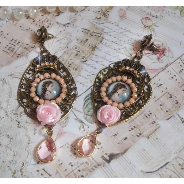 BO Sissi Emperatriz creado con cabujones de lupa de cristal que representan a Sissi Emperatriz, cristales, cuentas de cristal, peque&ntilde;as flores y diversos accesorios en color Bronce