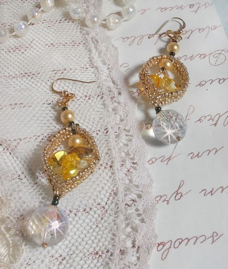 BO Bo'Soleil montado con corazones de cristal de Swarovski, perlas doradas y ganchos de oro de 14 quilates