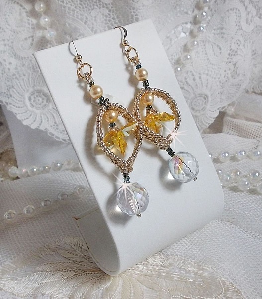 BO Bo'Soleil montado con corazones de cristal de Swarovski, perlas doradas y ganchos de oro de 14 quilates