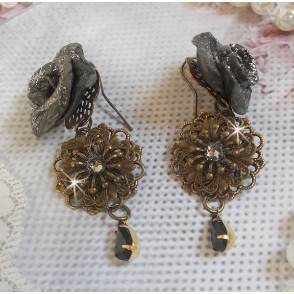 BO Steampunk Queen creada con rosas de porcelana negra, cabujones de cristal Swarovski, gotas de cristal y accesorios de lat&oacute;n