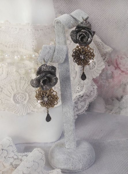 BO Steampunk Queen creada con rosas de porcelana negra, cabujones de cristal Swarovski, gotas de cristal y accesorios de lat&oacute;n
