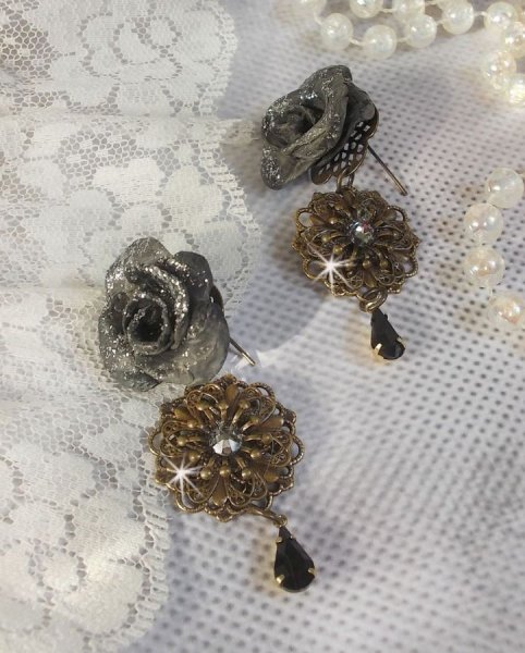 BO Steampunk Queen creada con rosas de porcelana negra, cabujones de cristal Swarovski, gotas de cristal y accesorios de lat&oacute;n