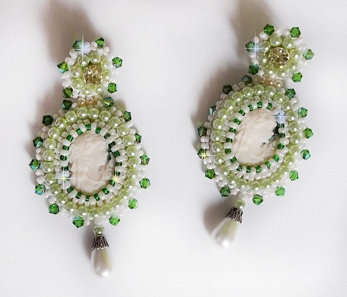 BO S&eacute;duction Charme victoriennes brod&eacute;es avec des cabochons fait main en r&eacute;sine portrait de femme