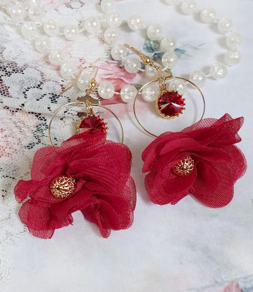 BO Symphonie de Rouge cr&eacute;&eacute;es avec cr&eacute;oles, fleurs mousseline et perles Cristal Swarovski