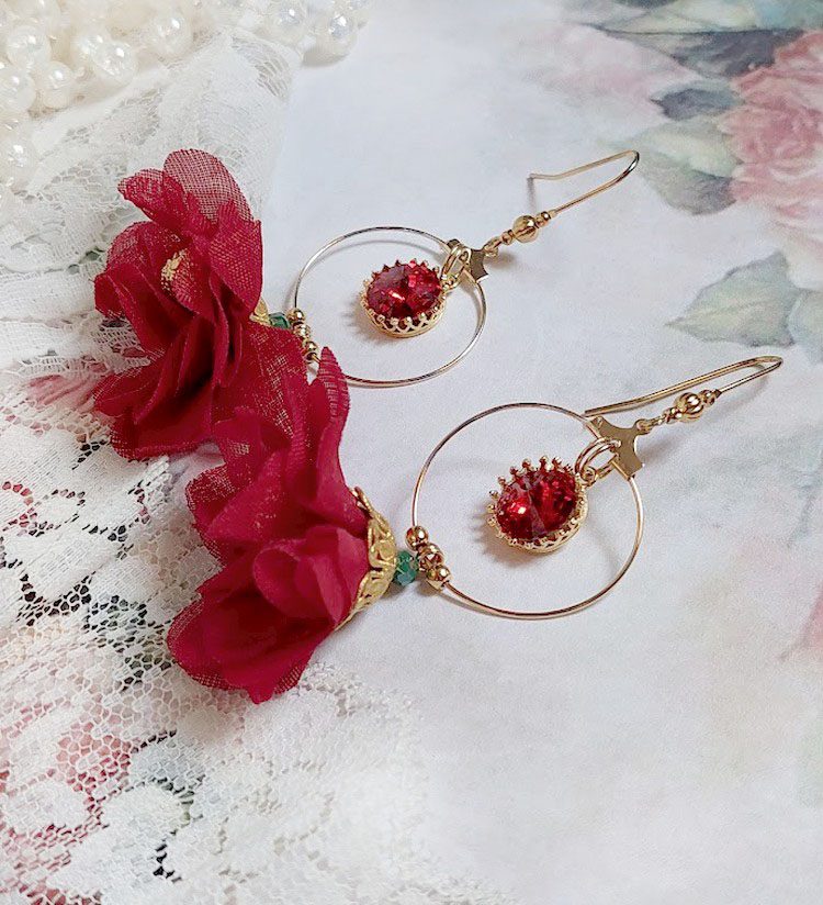 BO Symphonie de Rouge cr&eacute;&eacute;es avec cr&eacute;oles, fleurs mousseline et perles Cristal Swarovski