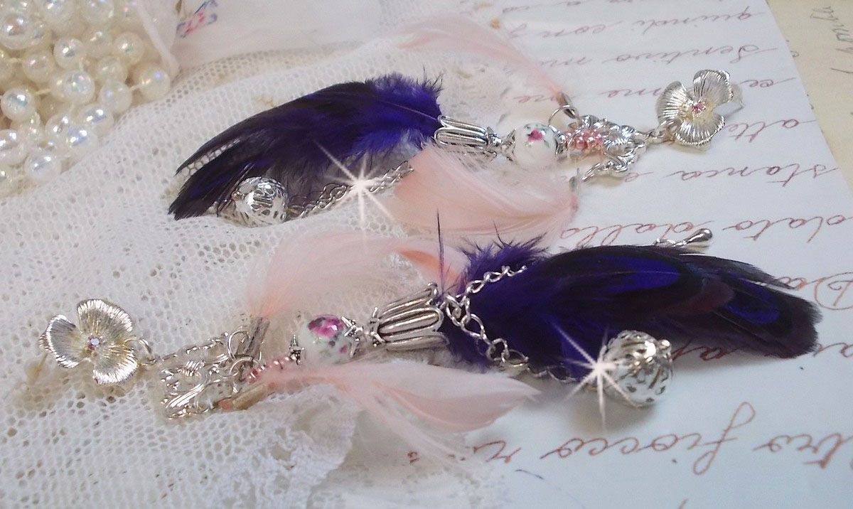 BO Tendre Purple avec des cristaux de Swarovski, des plumes et des perles en porcelaine