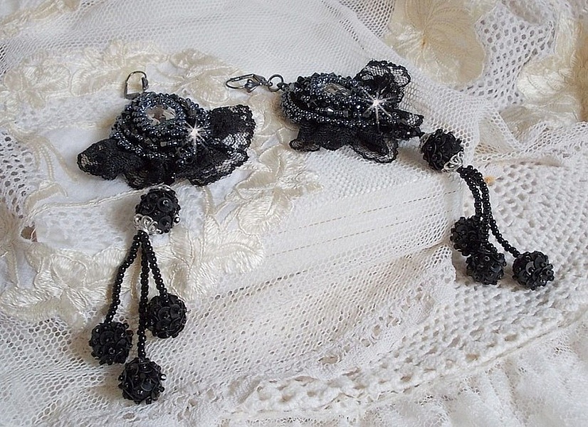 BO Traje de noche bordado con cristales de Swarovski, encaje negro muy antiguo, cuentas redondas tejidas con lentejuelas y cuentas de semillas