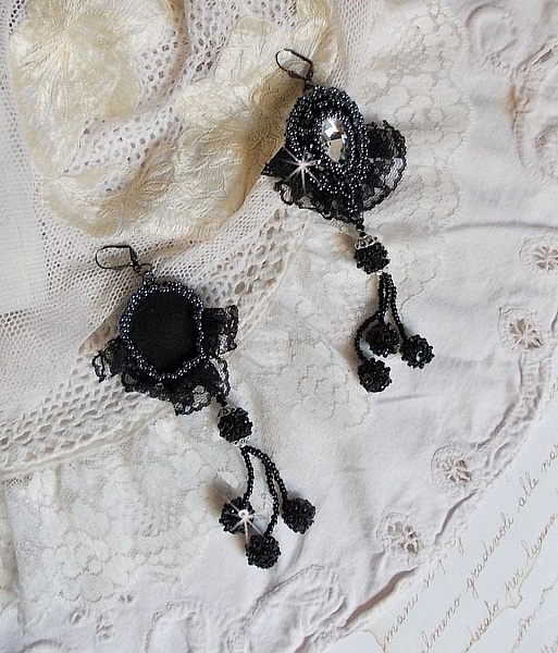 BO Traje de noche bordado con cristales de Swarovski, encaje negro muy antiguo, cuentas redondas tejidas con lentejuelas y cuentas de semillas