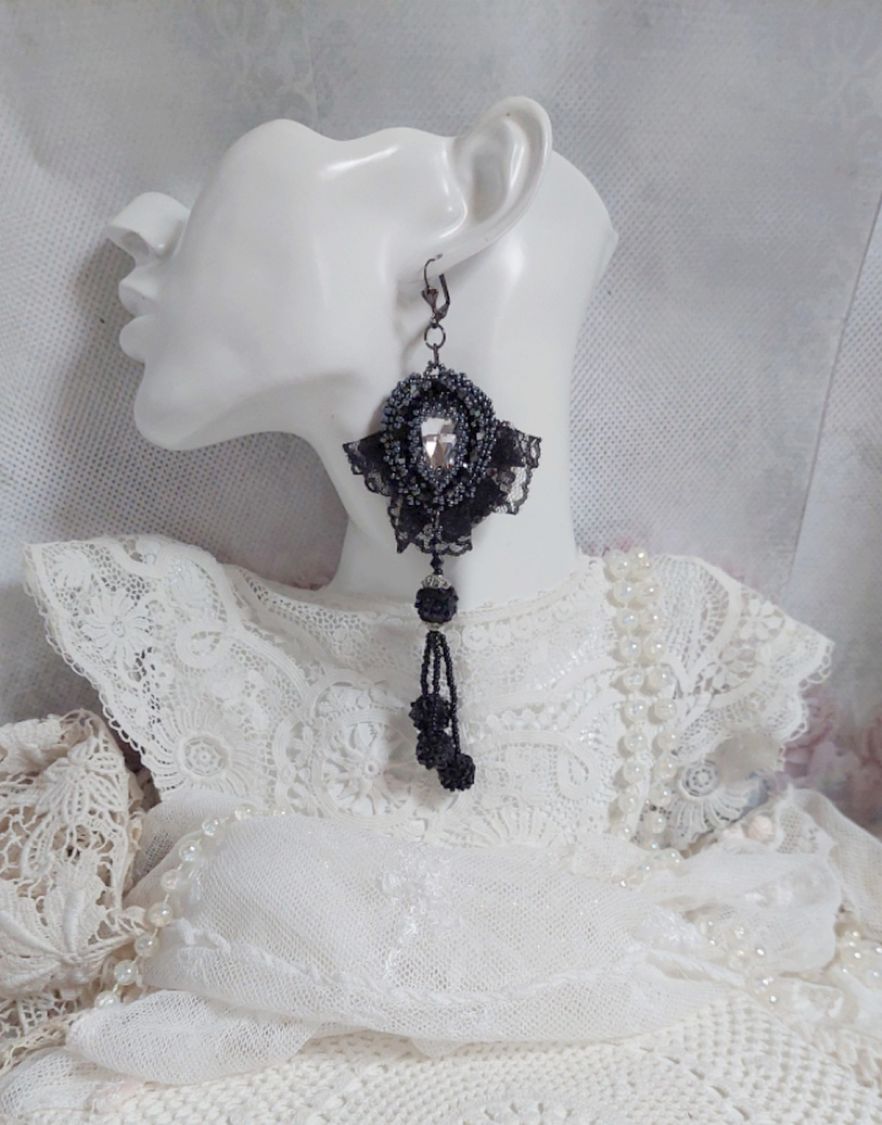 BO Traje de noche bordado con cristales de Swarovski, encaje negro muy antiguo, cuentas redondas tejidas con lentejuelas y cuentas de semillas