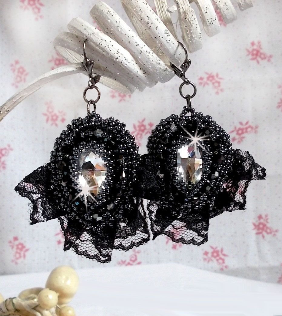 BO Traje de noche bordado con cristales de Swarovski, encaje negro muy antiguo, cuentas redondas tejidas con lentejuelas y cuentas de semillas