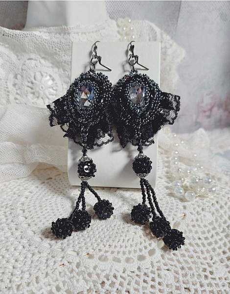 BO Traje de noche bordado con cristales de Swarovski, encaje negro muy antiguo, cuentas redondas tejidas con lentejuelas y cuentas de semillas