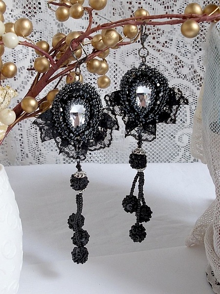 BO Traje de noche bordado con cristales de Swarovski, encaje negro muy antiguo, cuentas redondas tejidas con lentejuelas y cuentas de semillas
