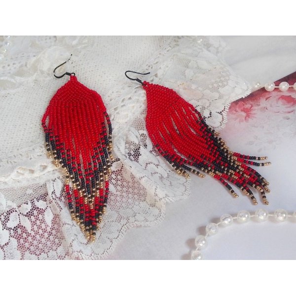 BO Remolinos rojos creados con cuentas de calidad y ganchos de lat&oacute;n negro