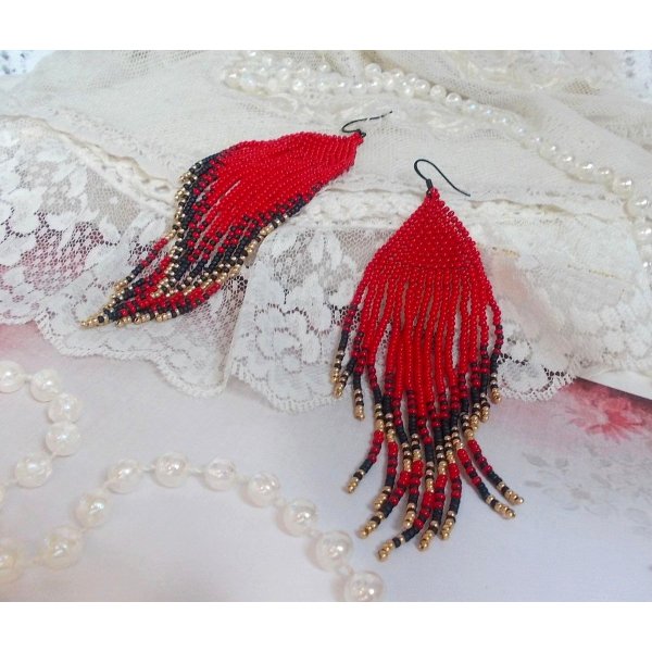 BO Remolinos rojos creados con cuentas de calidad y ganchos de lat&oacute;n negro