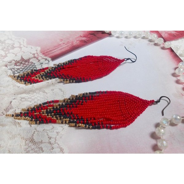 BO Remolinos rojos creados con cuentas de calidad y ganchos de lat&oacute;n negro