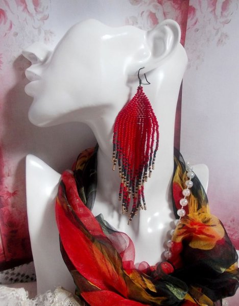 BO Remolinos rojos creados con cuentas de calidad y ganchos de lat&oacute;n negro