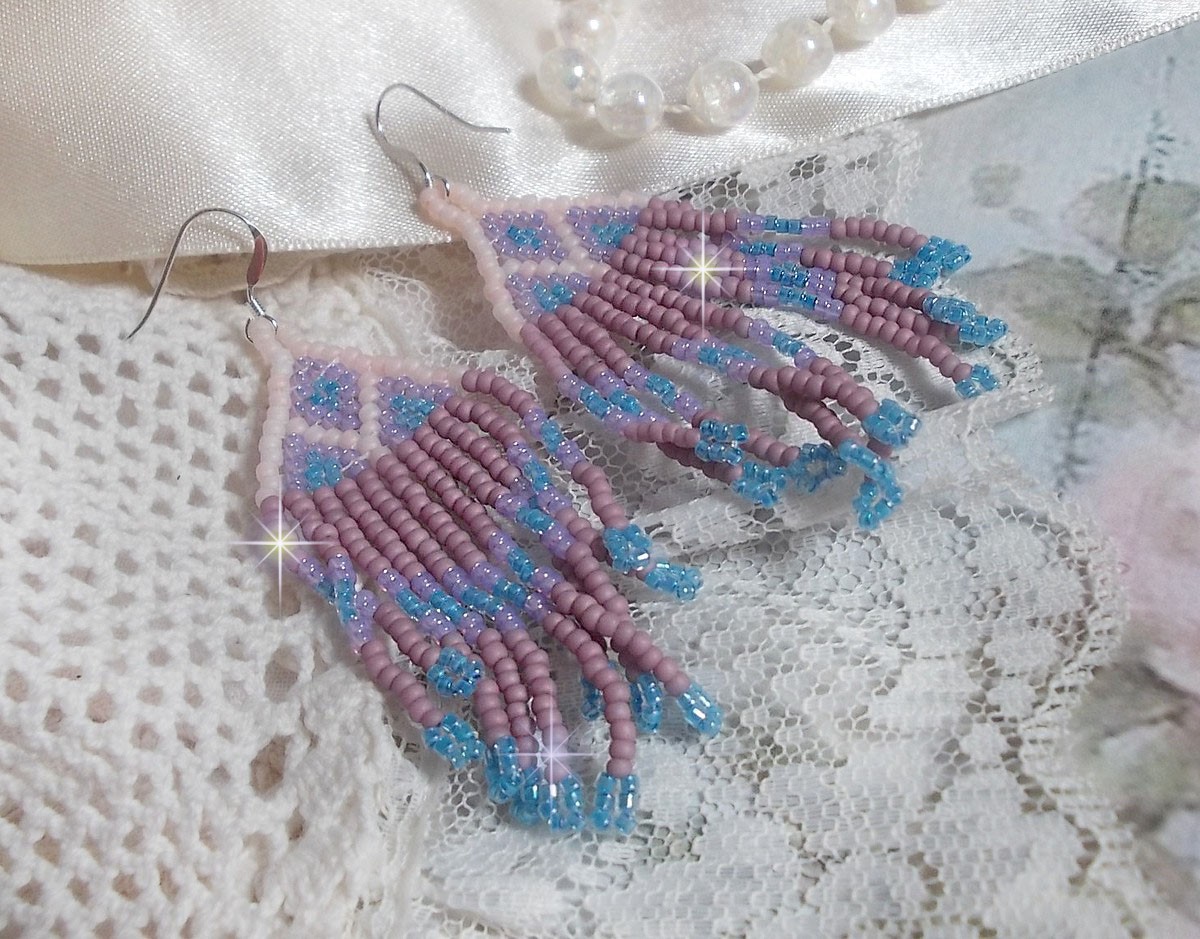 BO Velours de Rêves aux rocailles de qualité en verre dans les nuances de Lilas, Rose et Bleu. Une belle conception pour un design exceptionnelle. Le tout est monté sur des crochets en Argent 925