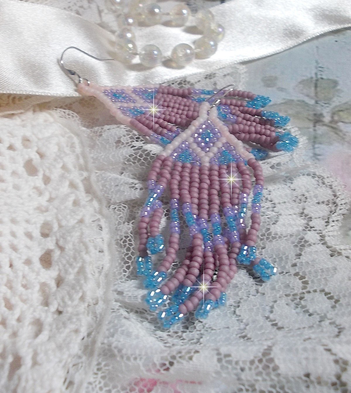 BO Velours de Rêves aux rocailles de qualité en verre dans les nuances de Lilas, Rose et Bleu. Une belle conception pour un design exceptionnelle. Le tout est monté sur des crochets en Argent 925