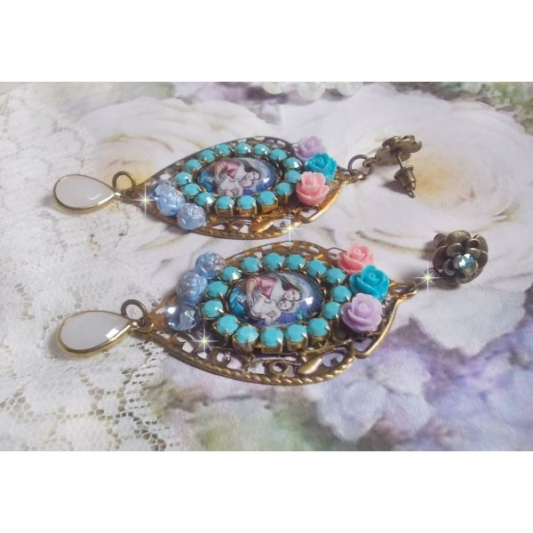 BO Vierge Marie et l&rsquo;Enfant fa&ccedil;on religieuse avec cabochons strass&eacute;s couleur Turquoise, roses et cristaux. Mont&eacute;s sur estampes o&ugrave; j&rsquo;ai appliqu&eacute; une fine poudre Or. Une douceur avec les gouttes
