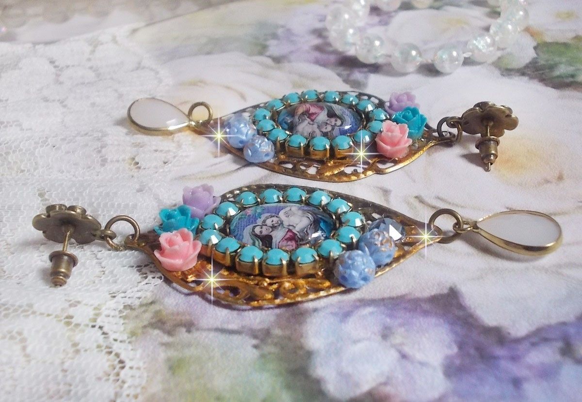 BO Vierge Marie et l’Enfant façon religieuse avec cabochons strassés couleur Turquoise, roses et cristaux. Montés sur estampes où j’ai appliqué une fine poudre Or. Une douceur avec les gouttes