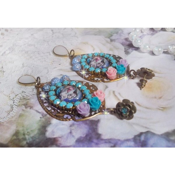 BO Vierge Marie et l&rsquo;Enfant fa&ccedil;on religieuse avec cabochons strass&eacute;s couleur Turquoise, roses et cristaux. Mont&eacute;s sur estampes o&ugrave; j&rsquo;ai appliqu&eacute; une fine poudre Or. Une douceur avec les gouttes