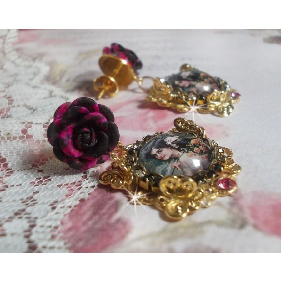 BO Weekend of Roses creado con cabujones que representan a una mujer con rosas, cuentas de resina y cristales de Swarovski